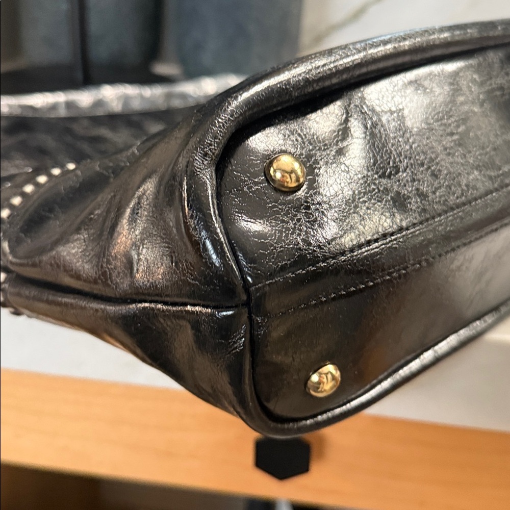 MIA K COLLECTION Chic Black Crossbody Bag with Gold Zipper Detail - Picture 9 of 11